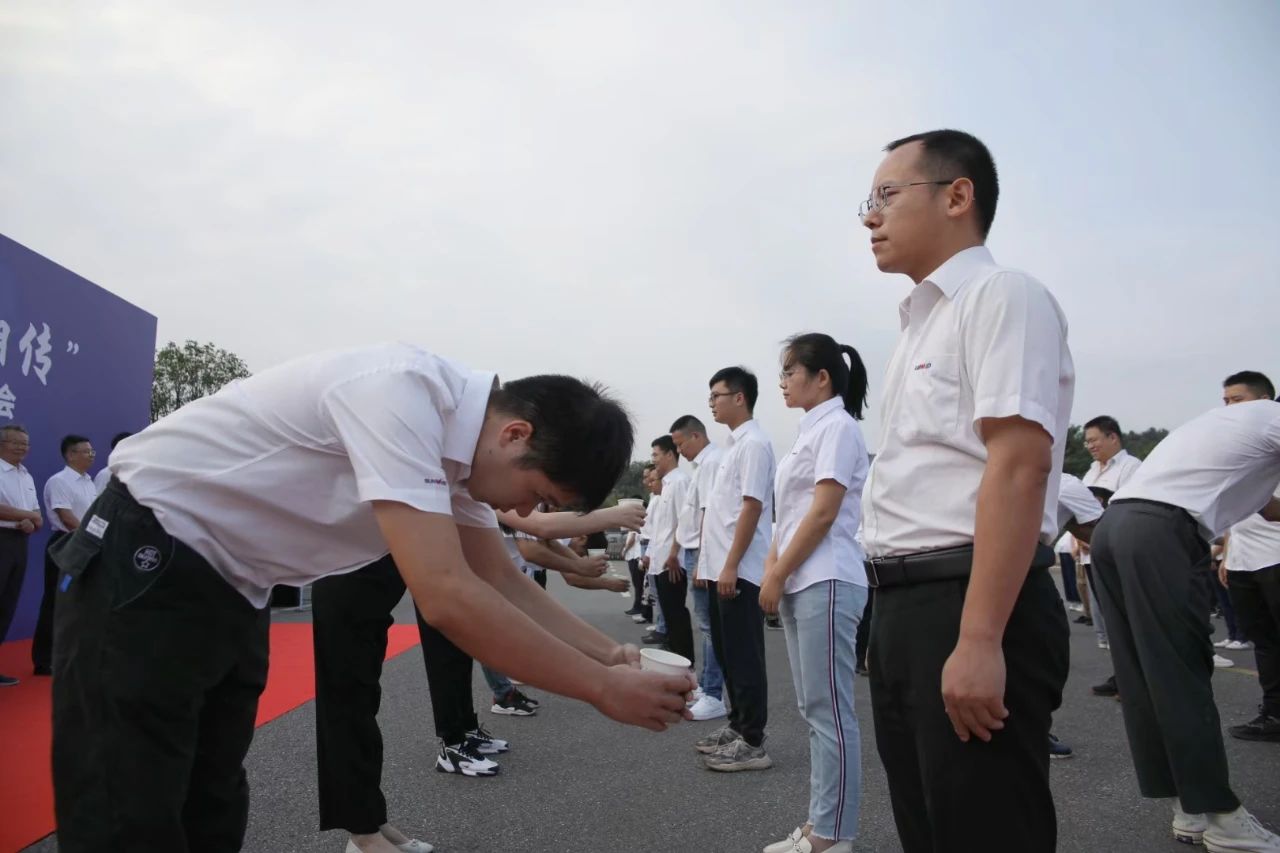 20210908095408_20972 百人齐聚拜师恩 | qyh球友会官网智能“传助带”人才造就模式为公司发展积储力量