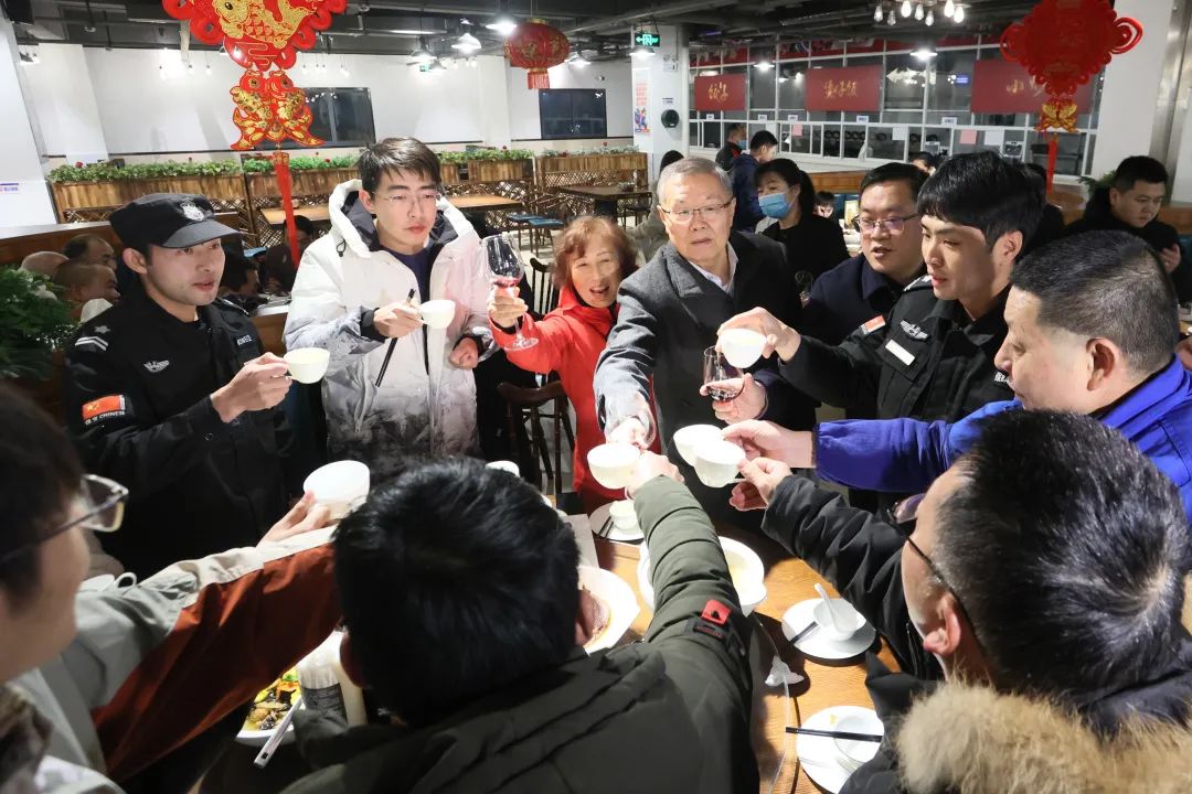 20220203181536_63315 qyh球友会官网智能董事长何清华与留厂员工一路过大年!