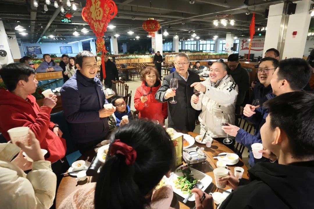 20220203181549_95429 qyh球友会官网智能董事长何清华与留厂员工一路过大年!