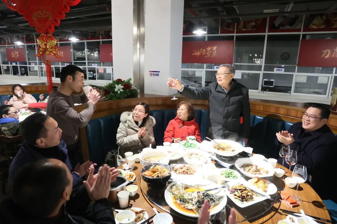 20220203181614_81537 qyh球友会官网智能董事长何清华与留厂员工一路过大年!