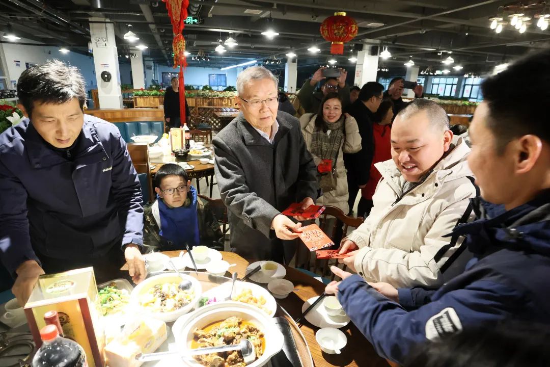 20220203181647_14295 qyh球友会官网智能董事长何清华与留厂员工一路过大年!