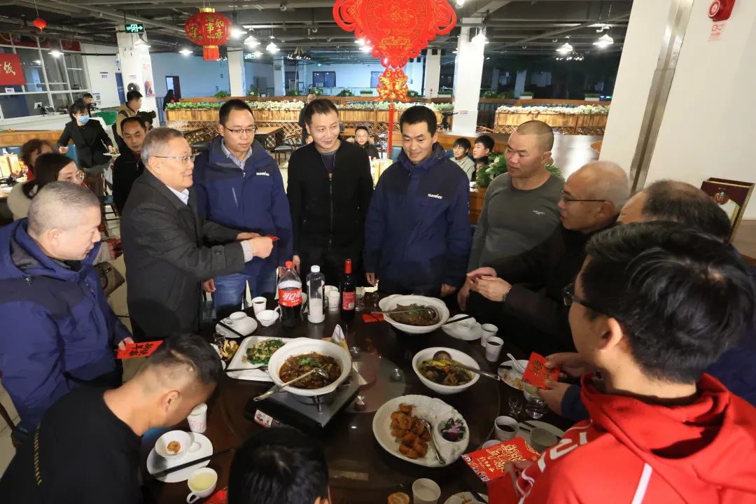 20220203181703_89739 qyh球友会官网智能董事长何清华与留厂员工一路过大年!