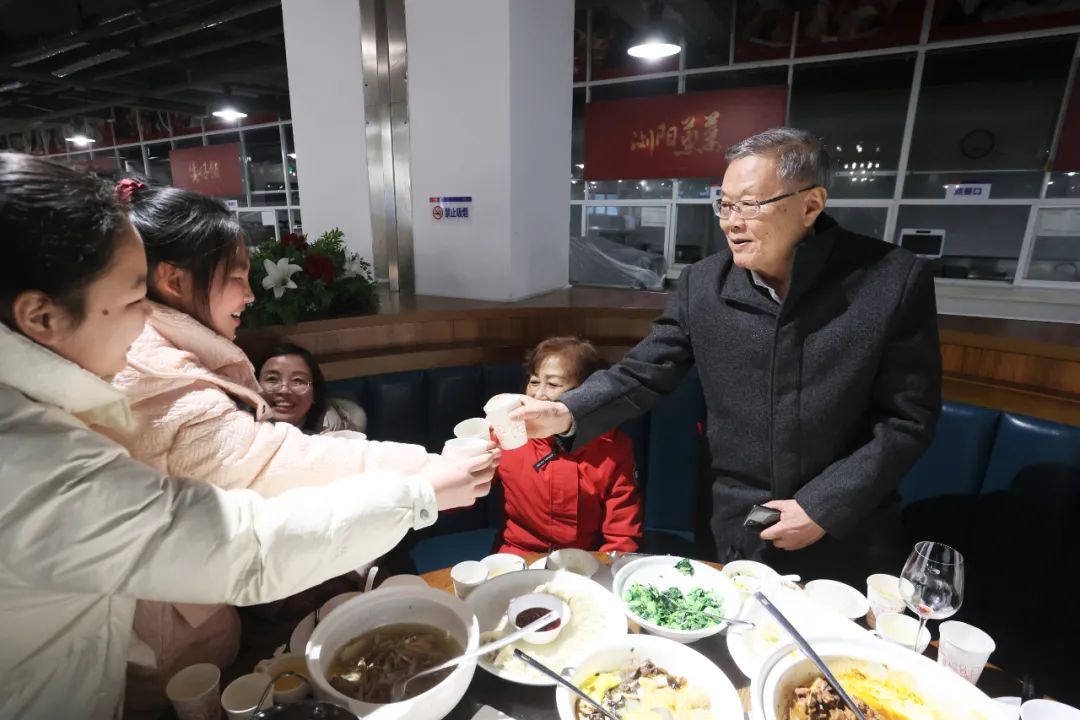 20220203181727_18824 qyh球友会官网智能董事长何清华与留厂员工一路过大年!