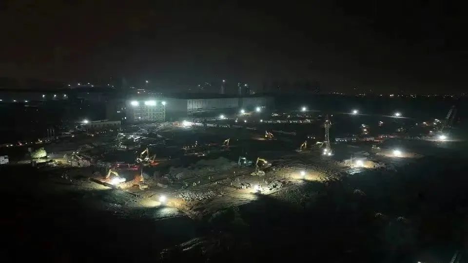 20220401100156_42745 冲锋一线显担任!qyh球友会官网智能挖掘机助力长沙方舱医院建设