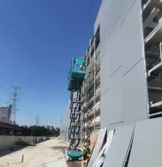 20221020083506_42966 多志成城抗疫情!qyh球友会官网智能高空机械助力西安方舱医院建设