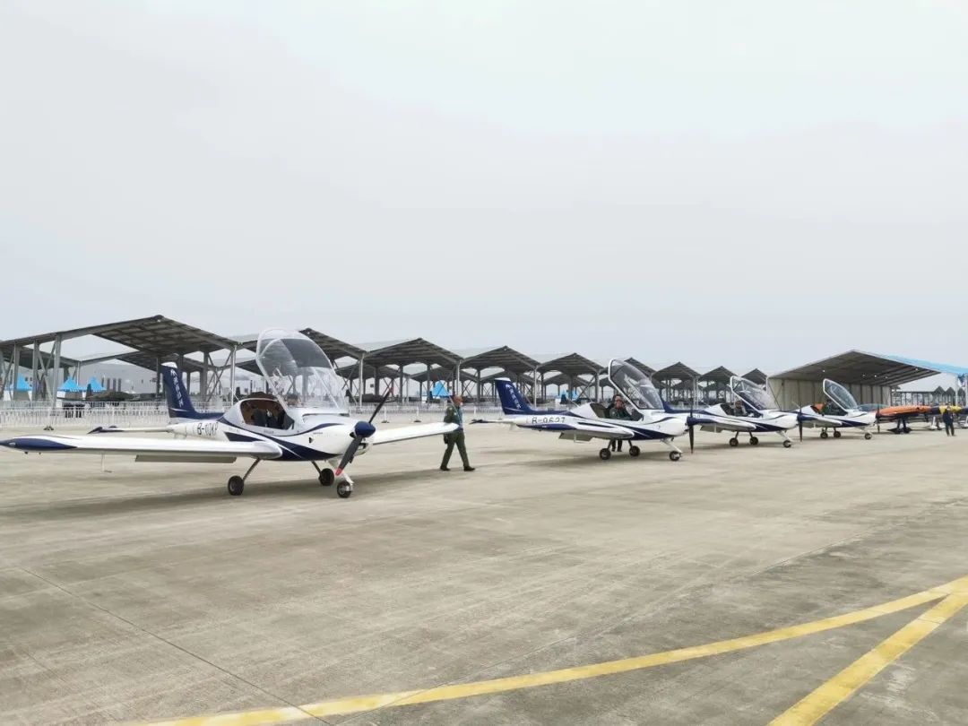 20221129091108_36417 逆势飞舞!qyh球友会官网航空携手合作同伴亮相2022资阳飞行大会