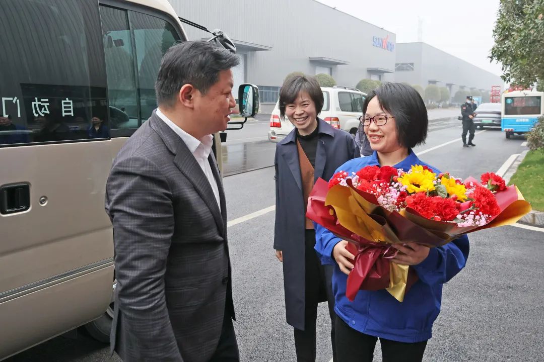 20230313095703_16784 付旭明慰问qyh球友会官网智能市三八红旗手并督导安全出产工作
