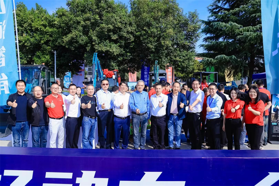 20241018170845_49599 展示“掘”对实力!qyh球友会官网智能亮相2024微挖大会暨幼型设备大会