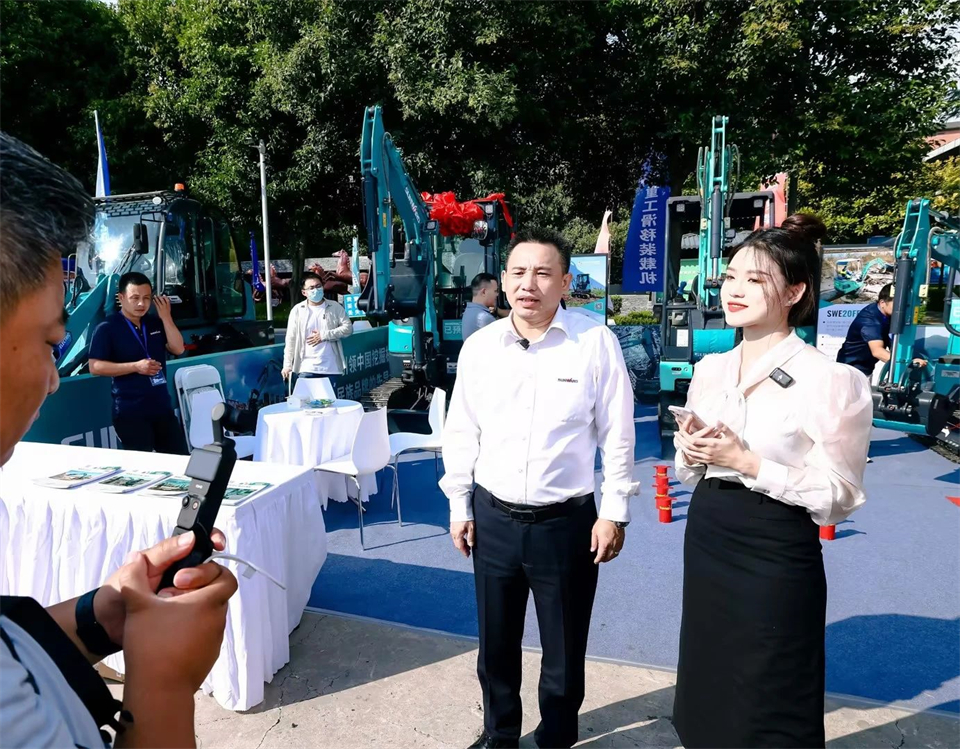 20241018170937_69743 展示“掘”对实力!qyh球友会官网智能亮相2024微挖大会暨幼型设备大会