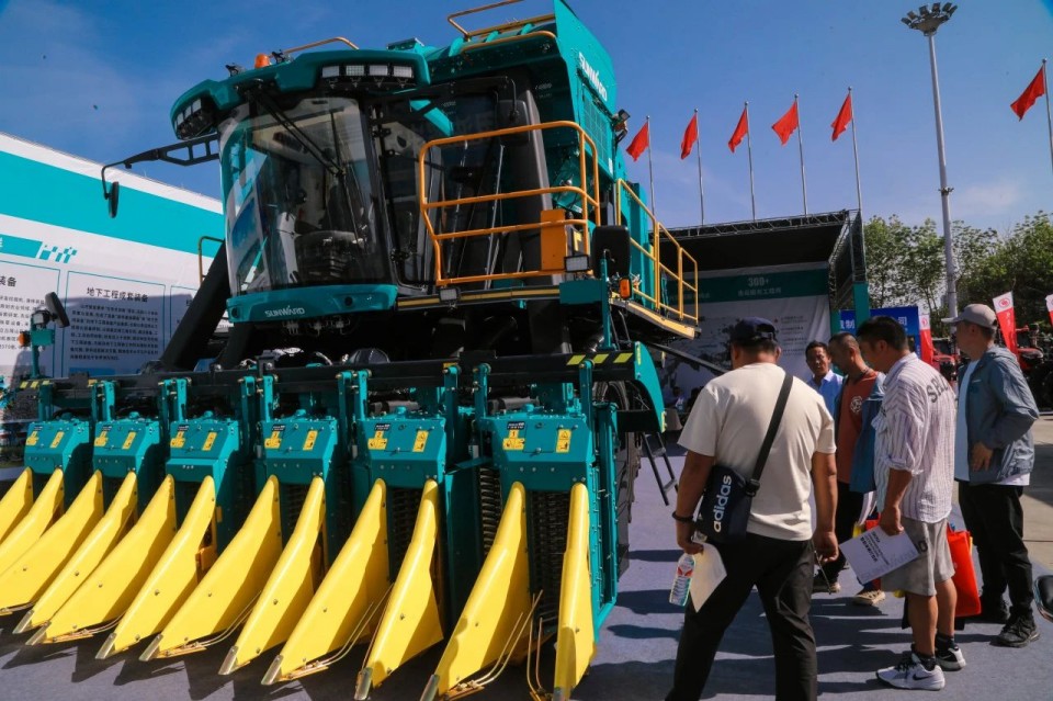 20250527135406_80382 qyh球友会官网智能亮相2025新疆国际农业机械展览会