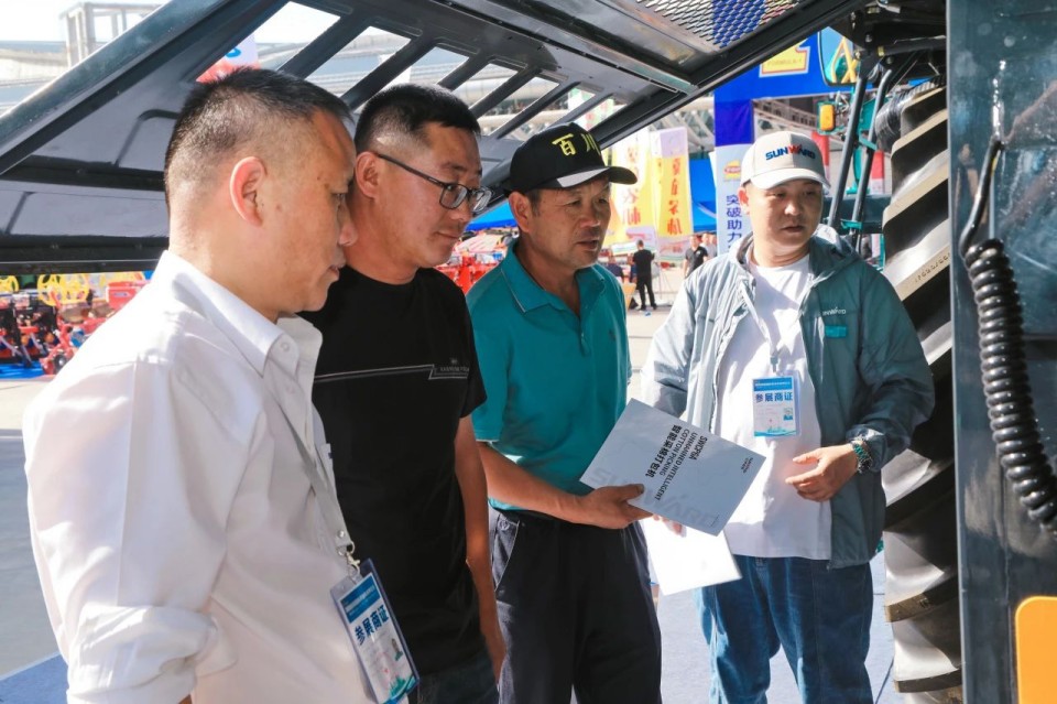 20250527135436_43877 qyh球友会官网智能亮相2025新疆国际农业机械展览会