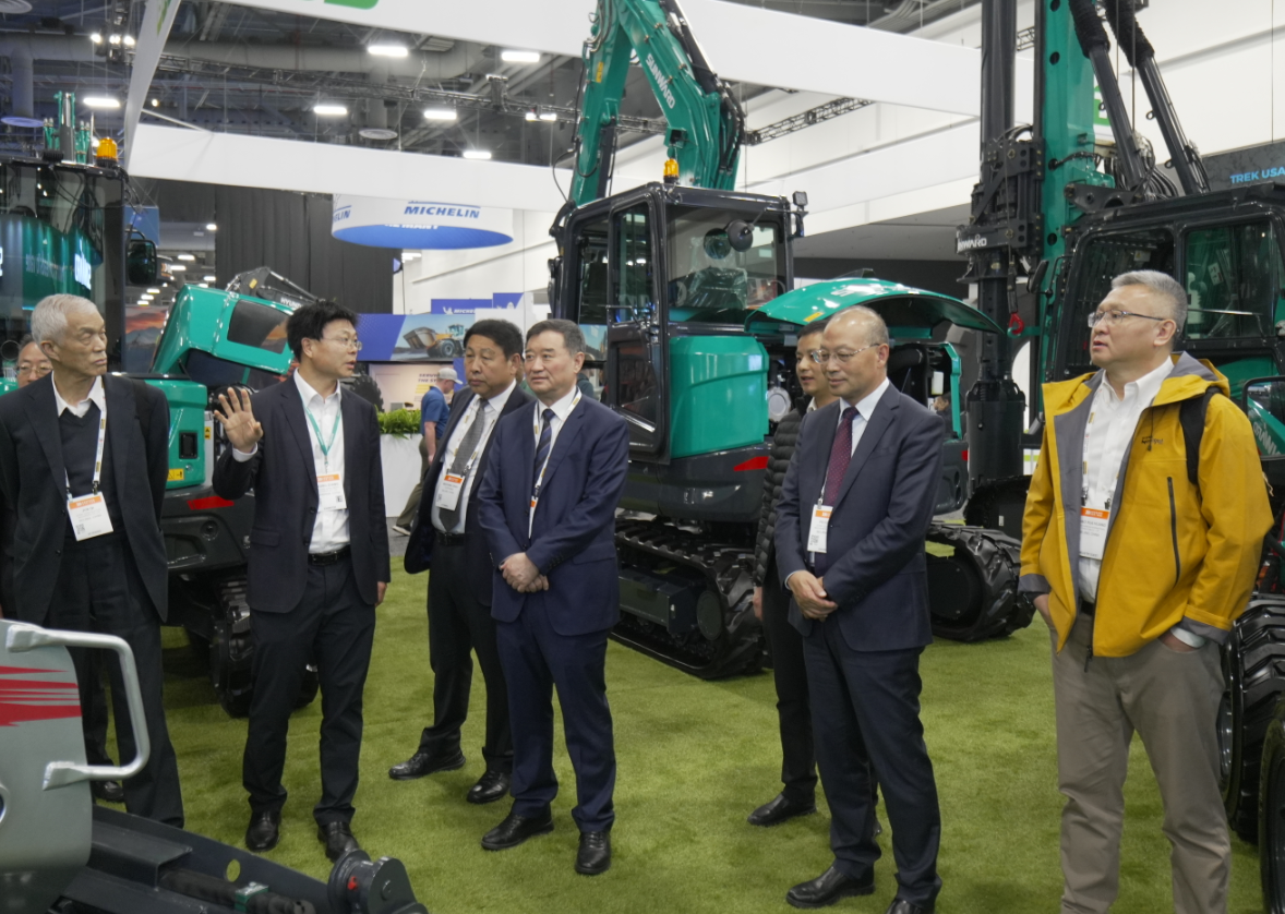 2026美国拉展 | 中国工程机械工业协会会长苏子孟一行到访qyh球友会官网智能展位