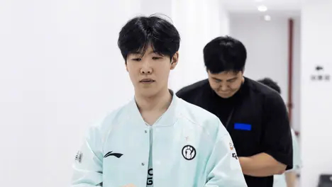 T1战队教练赛后采访揭秘：上单韦鲁斯战术执行与团队配合成胜负关键